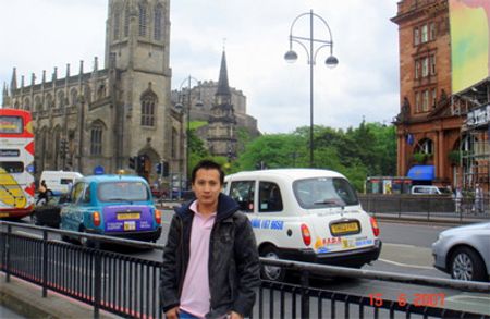 Hình chụp từ phía Princess Street sang phía khu phố cổ và lâu đài Edinburgh.