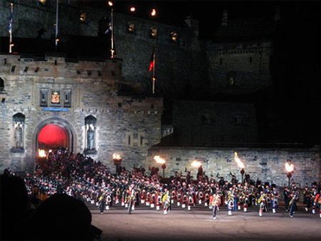 Festival trống quân đội 2006 tại lâu đài Edinburgh, hầu hết các nước trên thế giới tham gia lễ hội này.