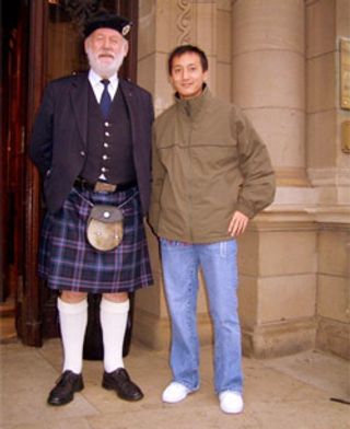 Trước cửa 1 khách sạn trên Princes street 2005.