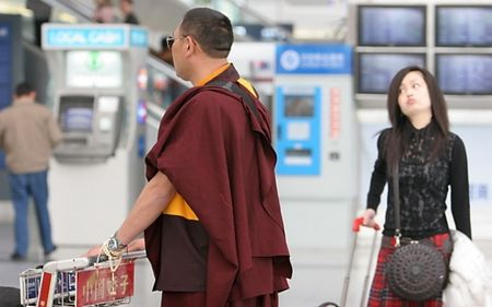 Diện kiến vị lama đầu tiên, ngay trước mặt một bóng hồng.