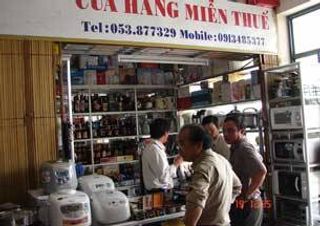 Các gian hàng miễn thuế ở Lao Bảo