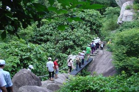 Đường leo lên núi Minh Đạm