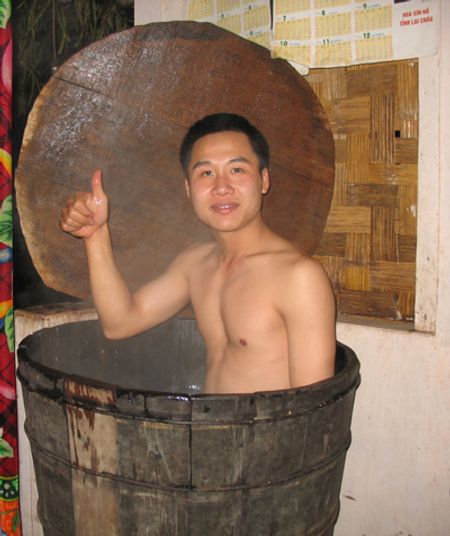 Bồn tắm “đế vương” dành phục vụ khách kiểu “tắm thuốc”