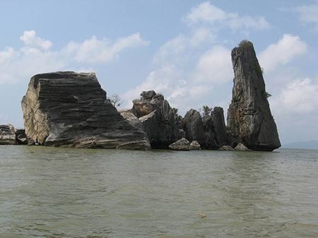 Hòn phụ tử ở một góc nhìn
