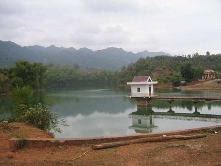 Bên hồ Chiềng Khoi