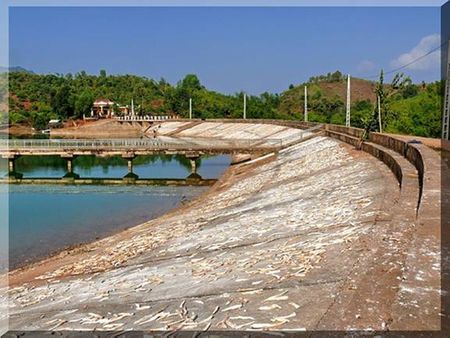 Đập hồ Chiềng Khoi