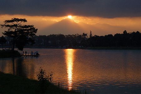 Nắng trên hồ Xuân Hương
