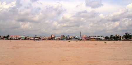 Bên dòng sông Hậu