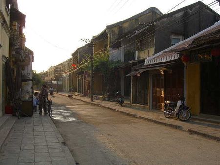 Đến với Hội An là đến với những con đường nhỏ rợp bóng cây, với mùi hoa sữa, với những con ngõ nhỏ quanh co vòng vèo trong phố cổ.