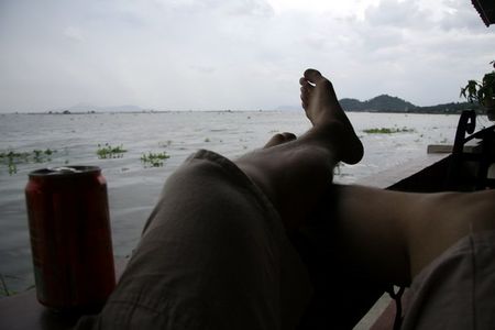 Ngắm cảnh và đọc sách bên hồ ở Los Banos