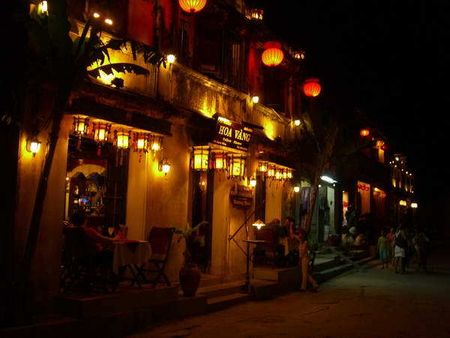 Buổi tối Hội An như được khoác lên mình một bộ cánh lộng lẫy với hàng trăm chiếc đèn lồng, tạo nên một khung cảnh huyền diệu.