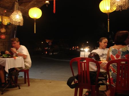 Phố đêm Hội An bên sông Hoài