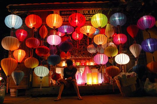 Những chiếc đèn lồng đặc trưng của phố cổ