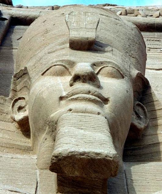Tượng và những bức phù điêu của Pharaong