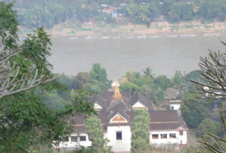 Bảo tàng Hoàng cung nhìn từ That Phousi