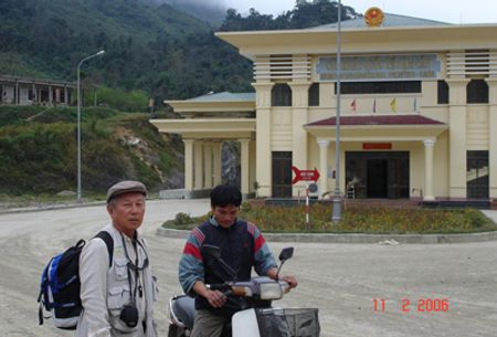 Tác giả tại cửa khẩu Nậm Cắn