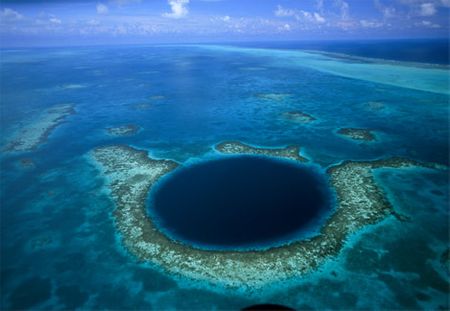Những hiện tượng kỳ lạ trên thế giới  Belize-blue-hole-reef-731526-ga
