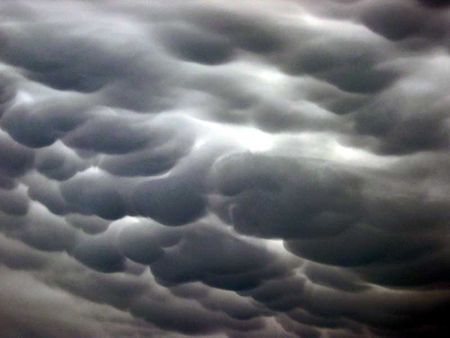 Những hiện tượng kỳ lạ trên thế giới  Mammatus-clouds2