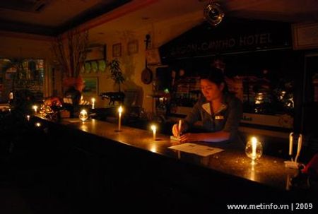 Quầy tiếp tân lung linh trong ánh nến