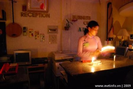Quầy tiếp tân lung linh trong ánh nến