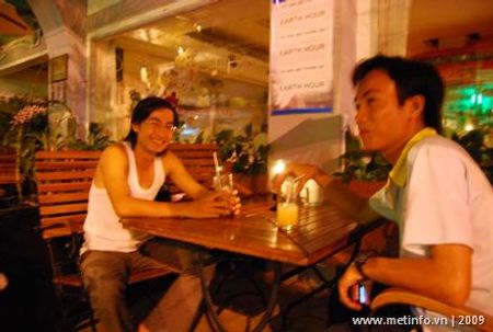 Khách ngồi ở bar ngoài mái hiên tỏ ra thích thú.