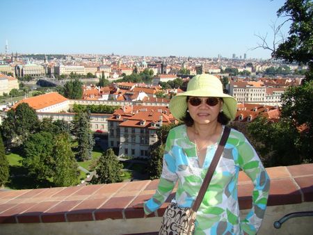 Từ trên đồi nơi cung điện Vua Prague Castle, nhìn thành phố Prague xa xa rất đẹp..