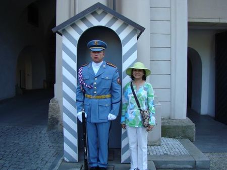 Lính gác đền vua rất nghiêm trang, đứng bất động