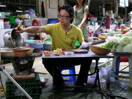 ... và làm món canh chua cá lóc tại chợ Bến Thành