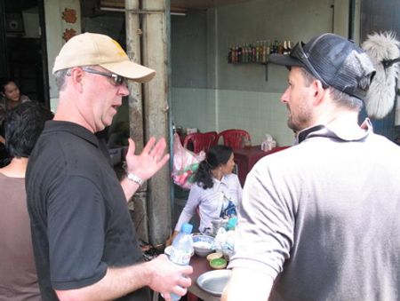 Đạo diễn Michael Francis Donnelly (trái) bàn công việc cùng người quay phim