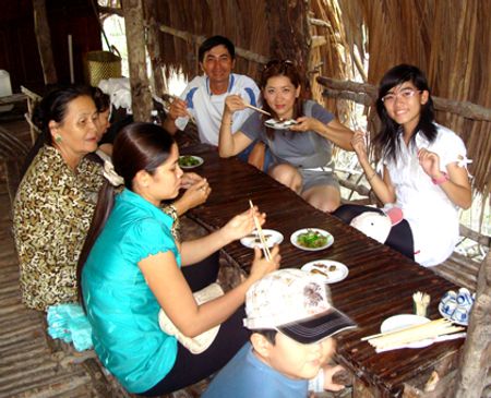 Ở lán hậu cần, thử qua những món ăn của một thời đạn bom, gian khó: cơm vắt, gỏi lá kìm, mắm ba khía, cá bống kho tiêu... cũng là những trải nghiệm thú vị, nhất là với đám con nít chỉ biết mê xơi fastfood.