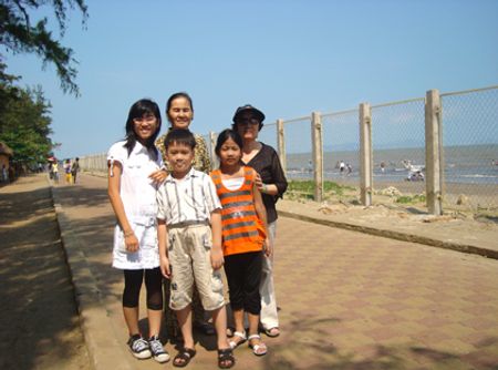 Chụp hình với rào lưới và lối đi lát gạch con sâu... * Thật ra thì cũng có tí 3S: Sun-Sea-Sand "lấp ló" ở... background!