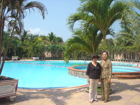 Hai bà đi chơi biển nhưng chụp hình bên cái hồ bơi. Không hiểu vì sao...