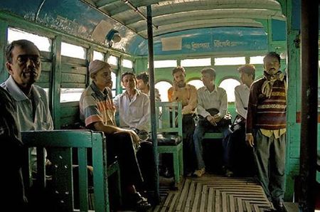 Hành khách trên xe bus ở Kolkata
