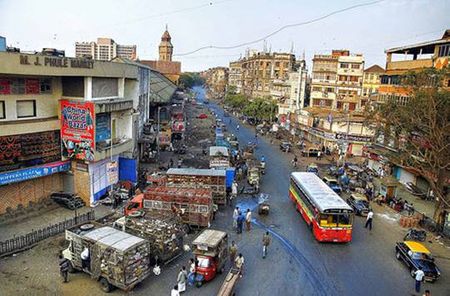 Nhiều loại phương tiện tham gia giao thông ở Mumbai, kể cả voi