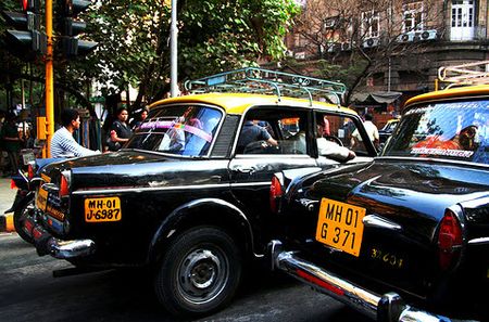 Taxi ở Mumbai dễ nhận biết với một màu đen tuyền