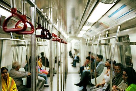 Bên trong xe điện ngầm