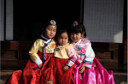 Thiếu nữ ở làng Hanok