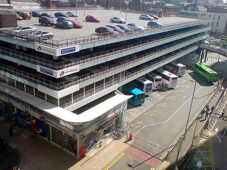 Xe buýt trong bãi đậu xe