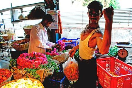 Và những phiên chợ địa phương đầy màu sắc