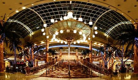 Trafford Center, một trong những trung tâm mua sắm thuộc Manchester lớn nhất Châu Âu
