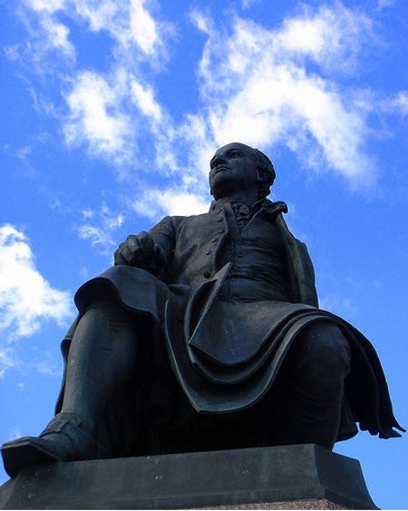 Tượng đài Mikhail Lomonosov