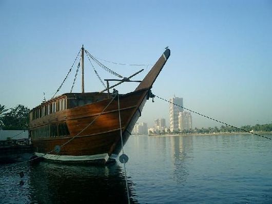 Du thuyền trên biển