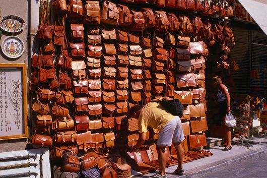 Túi xách bán ở dọc đường