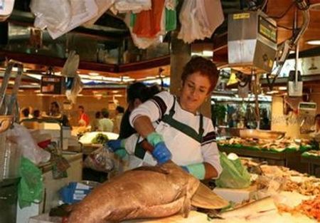"Sharon Stone" của chúng tôi đang... mổ cá!