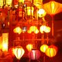 Ánh sáng rực rỡ của đèn lồng làm cho ai chiêm ngưỡng cũng phải ngây ngất. 