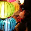 Các em nhỏ vui thích ngắm đèn lồng  trong đêm.