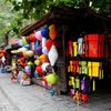 Đường ven bờ sông, có rất nhiều hàng bán đèn lồng. 