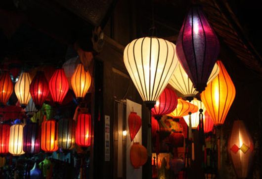 Hội An đẹp hơn khi lung linh trong ánh đèn đêm.