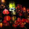Những chiếc đèn lồng rực rỡ chính là nét đặc biệt của phố cổ này.
