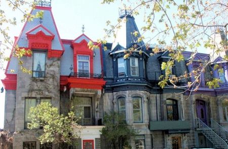 Nhiều vụ hỏa hoạn đã làm biến mất nhiều công trình cổ của thành phố Montréal cổ kính, song vài khu phố vẫn giữ được vẻ đẹp lôi cuốn đầy cổ điển của các ngôi nhà truyền thống này